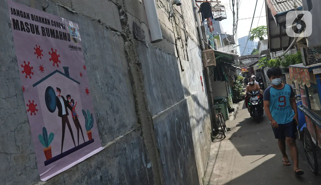 Warga melintas saat penerapan mikro lockdown di zona merah COVID-19 RT 006 RW 01, Gandaria Selatan, Cilandak, Jakarta, Selasa (22/6/2021). Pemerintah Provinsi DKI Jakarta menerapkan mikro lockdown di kampung tersebut lantaran adanya 17 warga yang positif Covid-19. (Liputan6.com/Herman Zakharia)