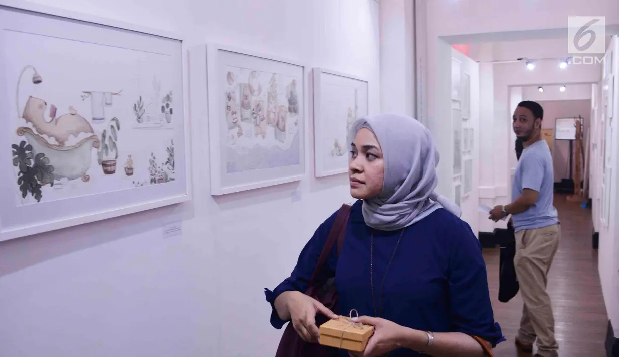 Pegunjung melihat booth start up di EV Hive @ Filateli di Pasar Baru Jakarta, Jumat (6/4). EV Hive @ Filateli adalah kerja sama antara EV Hive dan PT Pos Properti untuk mengaktivasi bangunan bersejarah dari PT Pos Properti. (Liputan6.com/Angga Yuniar)