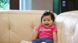 Baby Ameena tersenyum semringah ke arah kamera. (Foto: Instagram/ ameenaatta)