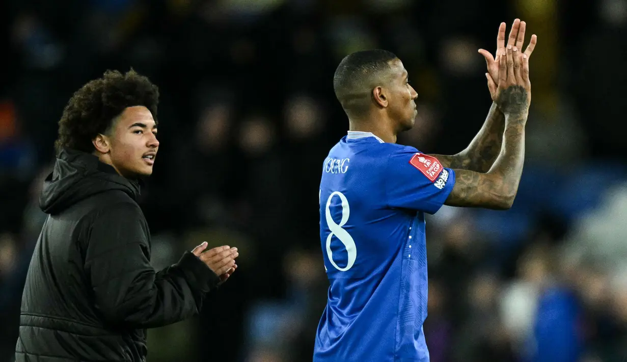 Pemain Everton, Ashley Young (kanan) dan pemain Peterborough United, Tyler Young yang merupakan anaknya setelah laga putaran ketiga Piala FA 2024/2025 di Goodison Park, Liverpool, Inggris, Jumat (10/01/2025) WIB. (AFP/Oli Scarff)
