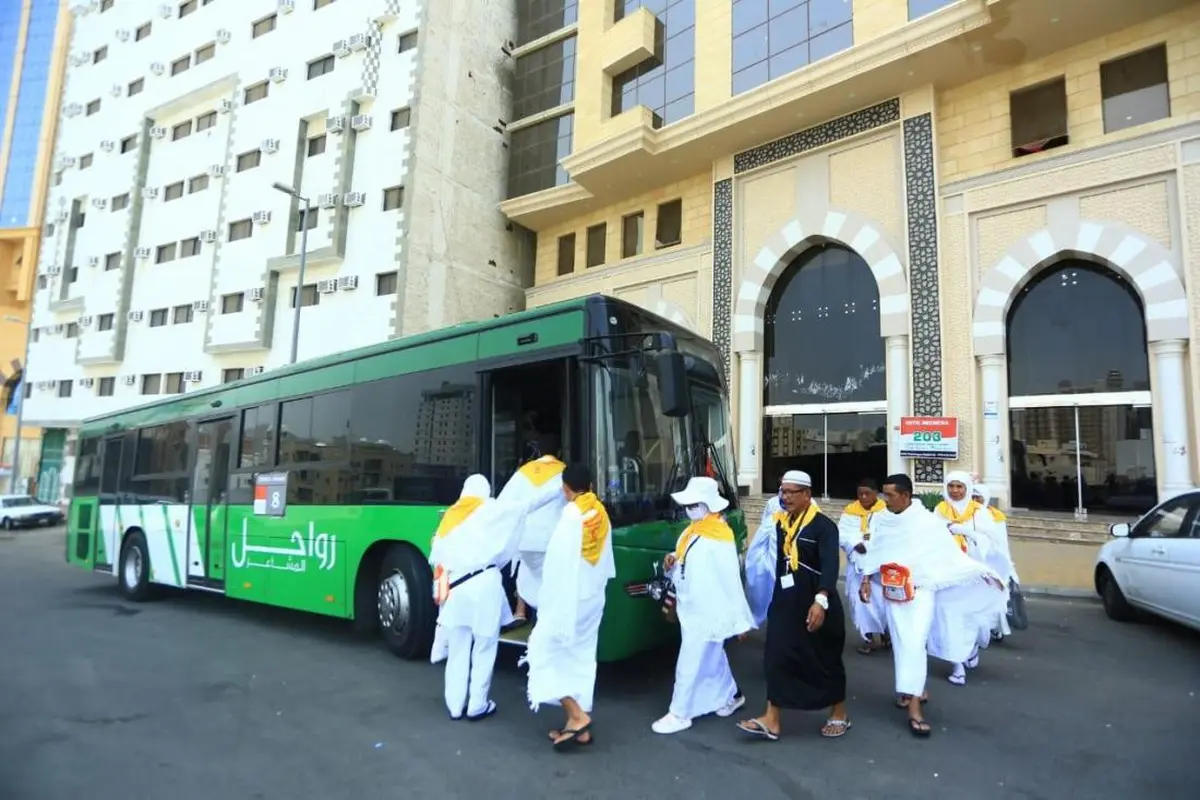 Bus Shalawat yang mengantar jemaah haji dari pemondokan menuju Masjidil Haram (foto: Bahauddin/MCH2019)