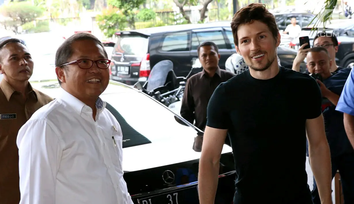 Menkominfo Rudiantara menerima kunjungan pendiri sekaligus CEO Telegram, Pavel Durov setibanya di kantor Kemenkominfo, Jakarta, Selasa (1/8). Pertemuan Menkominfo dengan Durov untuk menindaklanjuti pemblokiran Telegram. (Liputan6.com/Angga Yuniar)