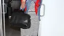 Gaya model sekaligus aktris Miranda Kerr dengan maxi dress dan jaket denim bisa diaplikasikan untuk gaya traveling anggun namun tetap cool. (popsugar.com)