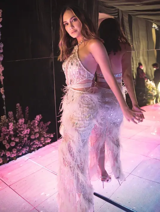 Gaun ini memiliki detail fringe di bagian bawah dengan cutout yang seksi [@lunamaya]