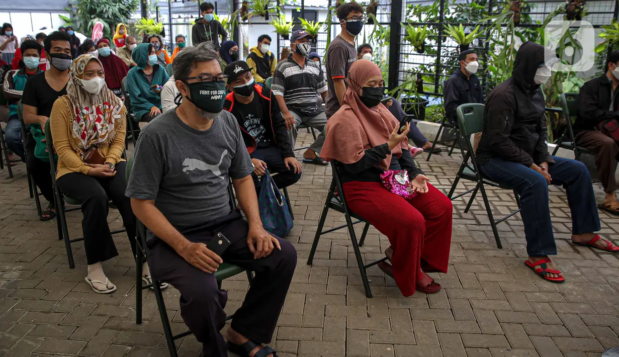 Warga menunggu untuk menjalani tes usap PCR COVID-19 di Puskesmas Kecamatan Duren Sawit, Jakarta, Kamis (22/7/2021). Pemerintah dalam waktu dekat akan meningkatkan testing dan tracing di wilayah padat penduduk. (Liputan6.com/Faizal Fanani)