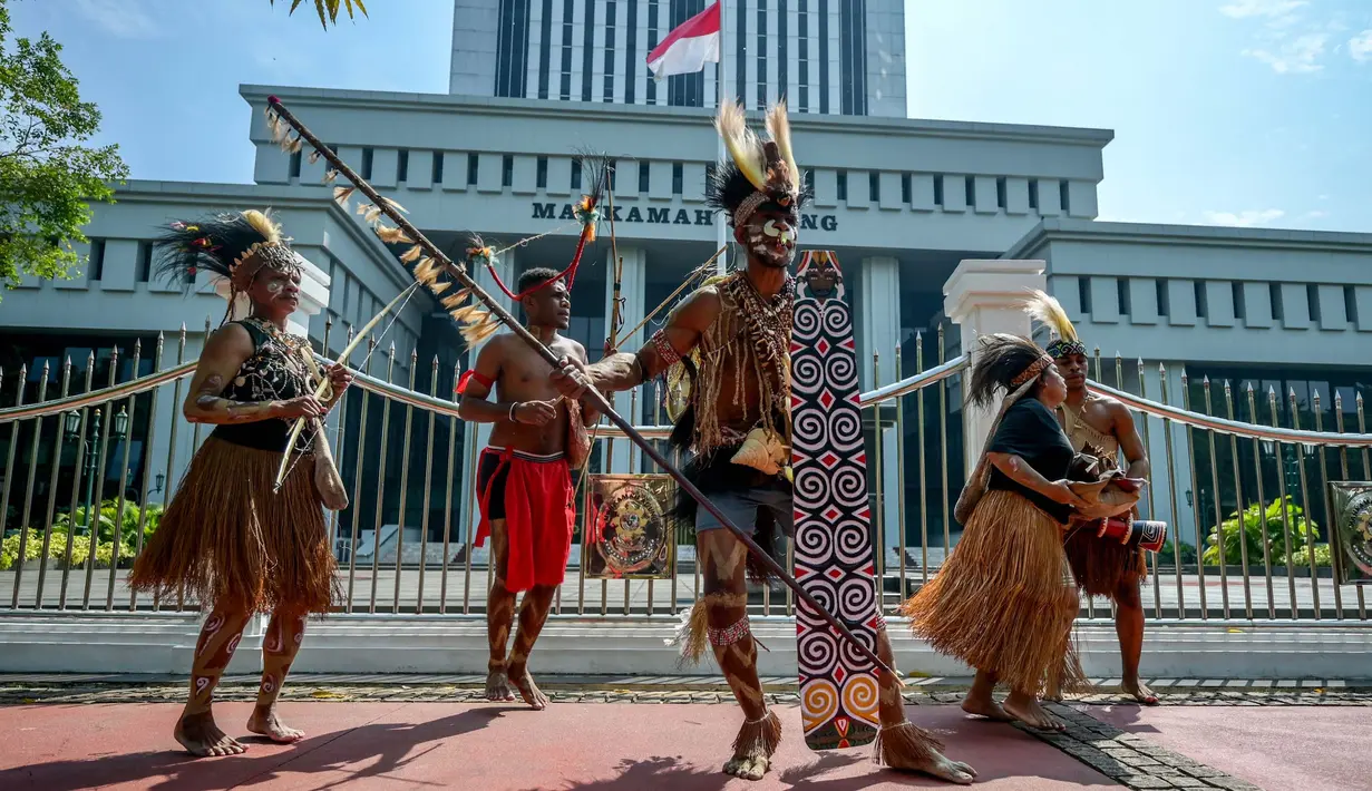 <p>Para perwakilan suku adat Awyu dan Moi meminta Mahkamah Agung mencabut izin perusahaan-perusahaan kelapa sawit yang akan beroperasi di tanah Papua. (BAY ISMOYO/AFP)</p>