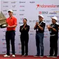 Pegolf asal Inggris, Justin Rose (kedua dari kiri) menerima trofi Indonesian Masters dari wapres Jusuf Kalla (istimewa)