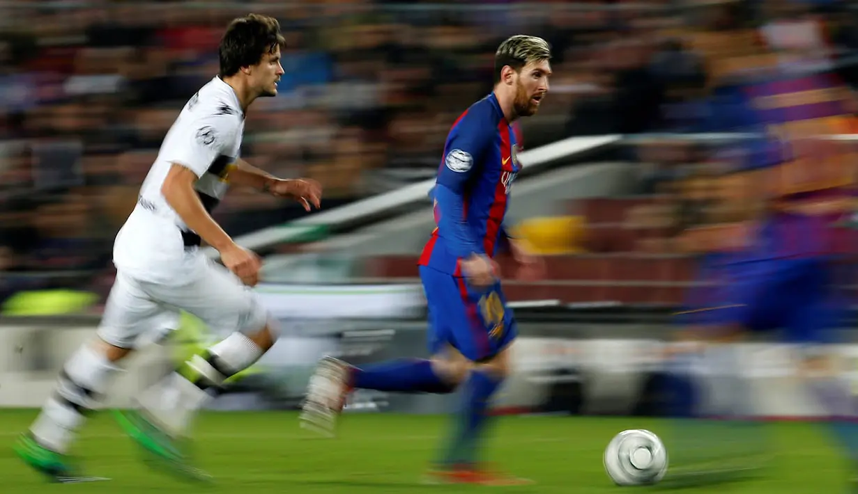 Penyerang Barcelona, Lionel Messi, berusaha melewati pemain Gladbach. Barcelona menguasai jalannya pertandingan dengan penguasaan bola mencapai 68 persen. (Reuters/Albert Gea)