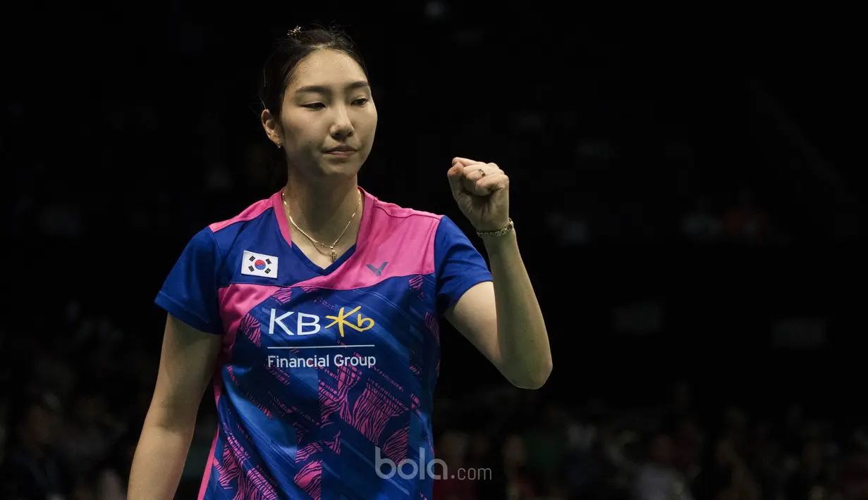 Tunggal putri Korsel, Sung Ji Hyun, merayakan kemenangan atas tunggal Indonesia, Fitriani, pada laga BCA Indonesia Open di JCC, Jakarta, Kamis (15/6/2017). Sung menang 21-10, 21-10. (Bola.com/Vitalis Yogi Trisna)