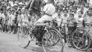 Atraksi akrobat sepeda di salah satu stadion di Surakarta pada 1948. (Source: Nederlands Fotomuseum)