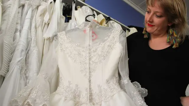 Cerita Penjual Baju Pengantin Bekas Demi Amal