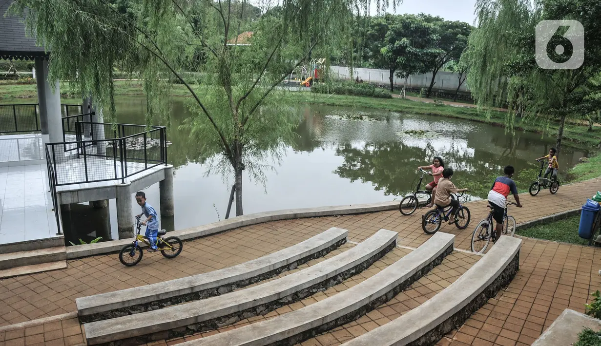 Anak-anak bermain di Taman Maju Bersama (TMB) Panjang Cipedak, Jagakarsa, Jakarta Selatan, Rabu (26/1/2022). Pembangunan 31 TMB tersebut diharapkan dapat mengendalikan banjir di Ibu Kota. (merdeka.com/Iqbal S. Nugroho)