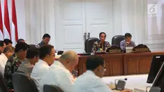 Presiden Joko Widodo didampingi Wapres Jusuf Kalla mengikuti rapat terbatas di Kantor Presiden Jakarta, Senin (28/5). Dalam ratas tersebut Jokowi ingin memastikan persiapan pesta olahraga terbesar di Asia berlangsung lancar. (Liputan6.com/Angga Yuniar)