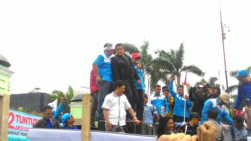 Berjaket Hitam, Dede Yusuf Orasi di Hadapan Buruh