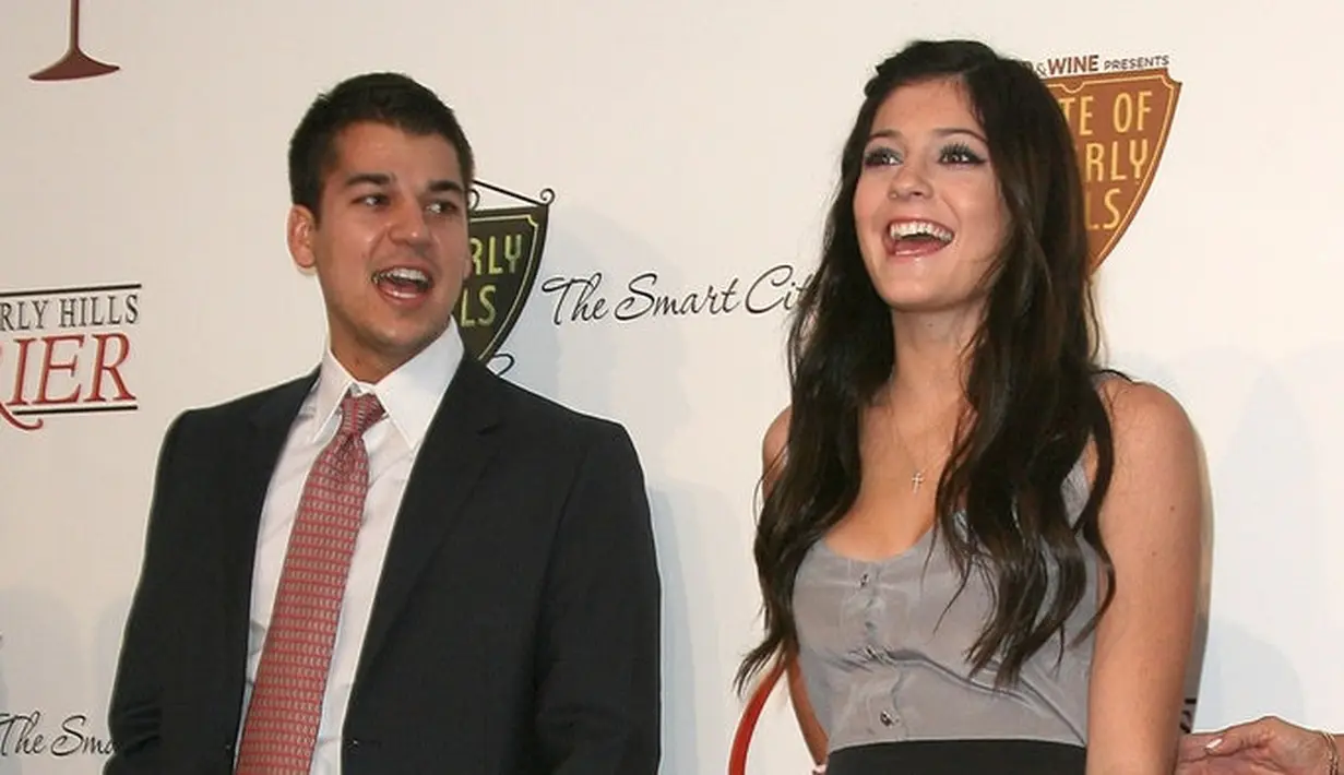 Rob Kardashian kini memang sudah jarang sekali terlihat di publik. Kylie pun membantunya menurunkan berat badan saat sedang hamil. (Romper)
