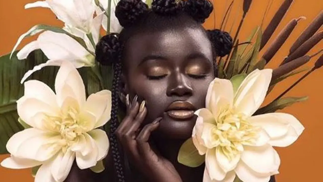 [Fimela] Cantik Tak Cuma Putih, Khoudia Diop Buktikan Kalau Kulit Sehitam Arang Juga Memesona