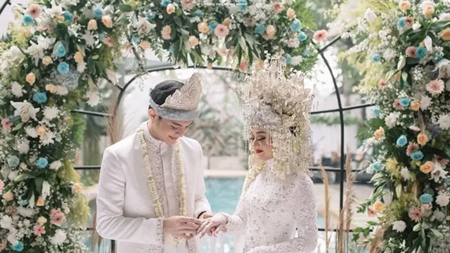 Akui Masih Malu-Malu, Ini 6 Momen Mesra Dinda Hauw dan Rey Mbayang Usai Menikah