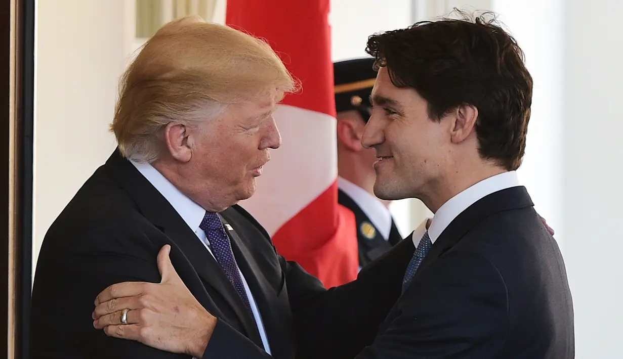 Presiden Amerika Serikat (AS), Donald Trump menyambut kedatangan PM Kanada, Justin Trudeau di Gedung Putih, Washington, Senin (13/2). Tiba di Gedung Putih, sang PM Kanada langsung disambut oleh Trump dengan salam yang hangat. (MANDEL NGAN/AFP)