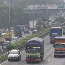 Truk melintas di ruas Jalan Tol Lingkar Luar Jakarta. (Liputan6.com/Immanuel Antonius)