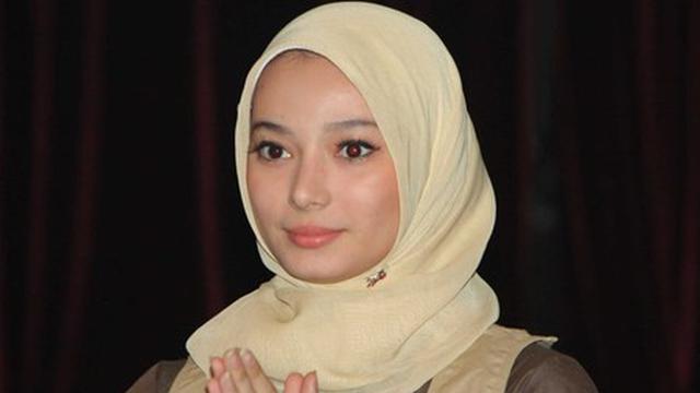 6 Potret Lawas Asmirandah Saat Pakai Hijab Putuskan Pindah Agama 