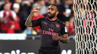 Striker Arsenal Alexandre Lacazette mencetak gol melawan Sydney FC pada laga ujicoba di Stadion ANZ, Sydney, Kamis (13/7/2017). (AFP/William West)