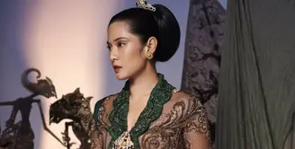 Setiap perempuan memiliki pandangan tersendiri tentang makna dari hari Kartini. Begitu juga dengan Dian Sastrowardoyo, sosok yang bisa disebut sebagai Kartini di masa kini karena segala prestasinya yang menginspirasi kaum perempuan. (Instagram/therealdisastr)