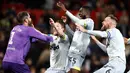 Penjaga gawang Derby County, Scott Carson (kiri) bersama rekan setimnya merayakan kemenangan usai menyingkirkan Manchester United di Piala Liga Inggris di Old Trafford, Manchester, Inggris, Selasa (25/9). (Martin Rickett/PA via AP)