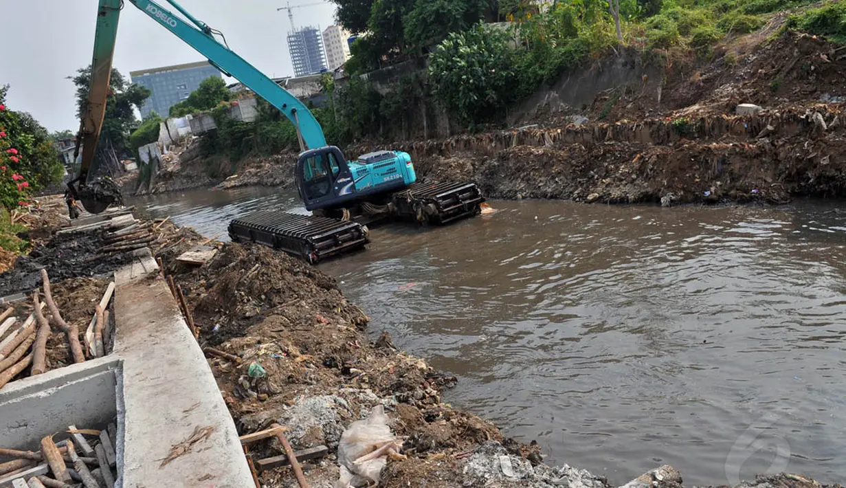 Di anak Kali Ciliwung, Jakarta, Dinas Pekerjaan Umum DKI masih melakukan pengerukan lumpur dan sampah, (9/10/14). (Liputan6.com/Johan Tallo)