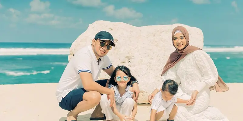 FOTO: Gaya Liburan Poppy Bunga Liburan Bersama Suami dan Anak