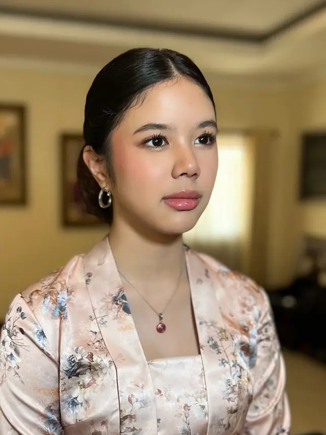 Adik Kandung dan Sambung Al Ghazali di Momen Siraman Kompak Dibalut Beskap dan Kebaya Adat Jawa. [@aniandalusia]