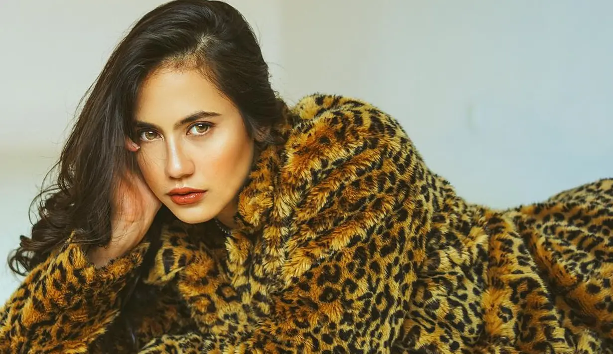 Pevita Pearce dikenal jarang berpenampilan dengan makeup mencolok, namun kali ini ia begitu menawan dengan riasan tebal. Saat pemotretan dirinya terlihat mengenakan makeup bernuansa gold yang senada dengan busananya.(Liputan6.com/IG/@pevpearce)