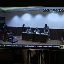 Sebuah layar TV menampilkan mantan Kadiv Propam Irjen Ferdy Sambo menjalani sidang kode etik terkait kasus pembunuhan berencana terhadap Brigadir J alias Nofryansyah Yoshua Hutabarat di Gedung TNCC Mabes Polri, Jakarta, Kamis (25/8/2022). Sidang kode etik ini dilakukan untuk memutuskan sanksi apa yang akan dijatuhkan terhadap Ferdy Sambo atas pidana yang dilakukan terkait pembunuhan Brigadir J. (Liputan6.com/Faizal Fanani)