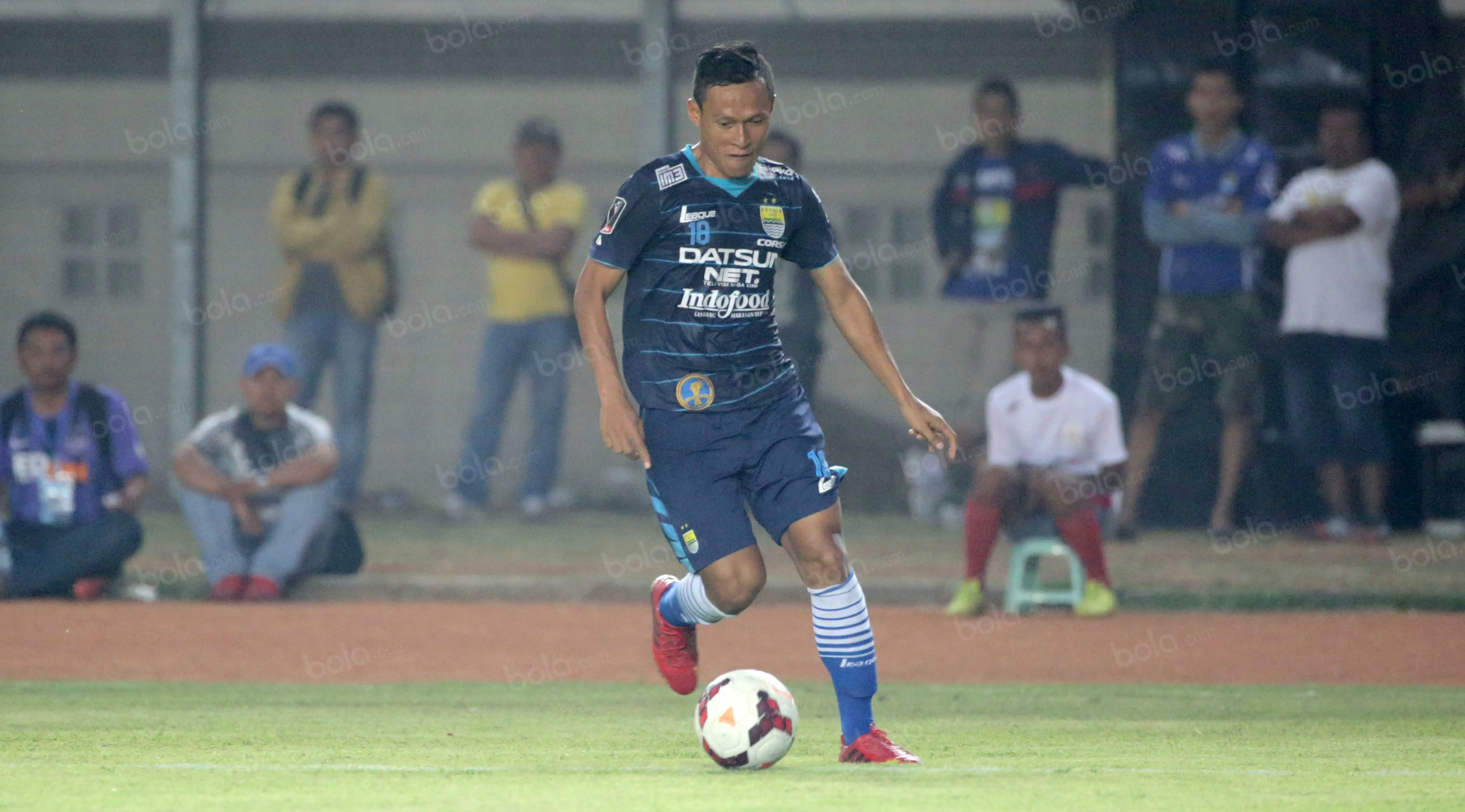 Jajang Sukmara saat membela Persib Bandung di stadion Si Jalak Harupat, Bandung. (Bola.com/Nicklas Hanoatubun)