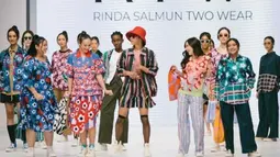 Potret Alleia saat berkumpul dengan model lainnya juga bikin bangga. Ia terlhat tenang meski masih berusia 18 tahun. Ia menjadi salah satu spot light paling menarik di Runway FJW 2023. (Liputan6.com/IG/alleialovers)