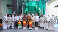 Menaker Serahkan Bantuan Paket Ramadan ke Pengemudi hingga Petugas Kebersihan Kemnaker
