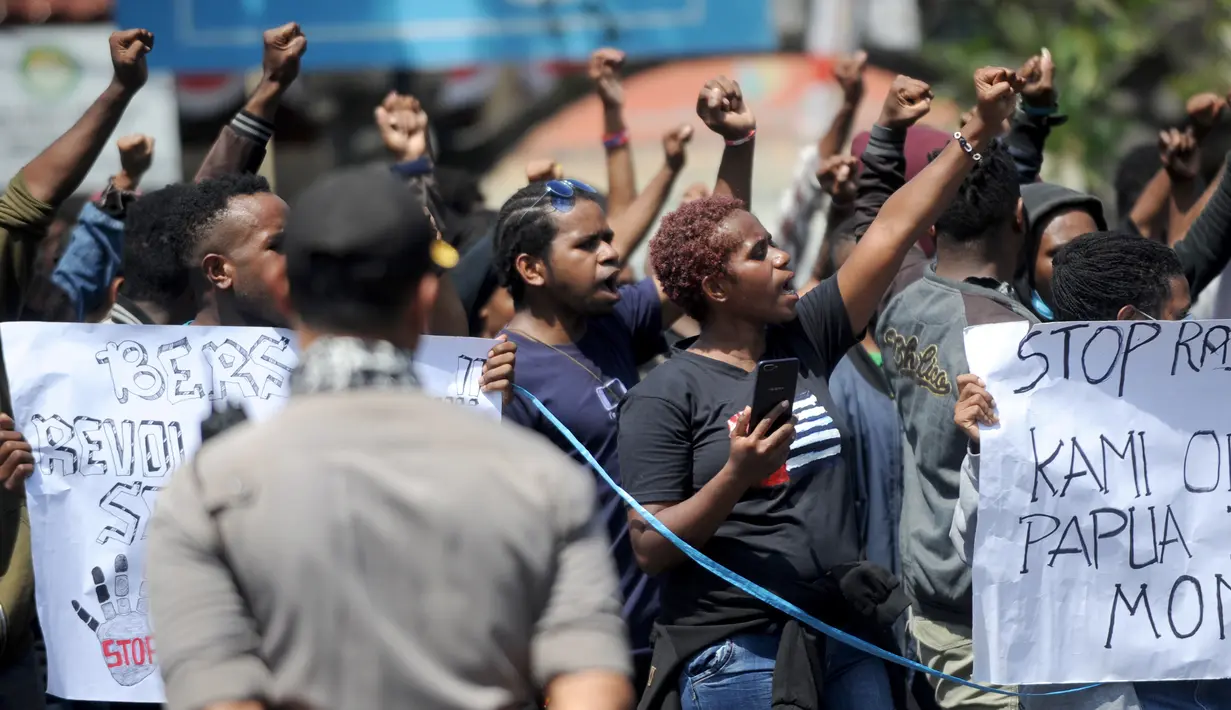 Ikatan Mahasiswa Pelajar dan Masyarakat Papua (IMMAPA) menyampaikan orasi saat berunjuk rasa di Lapangan Niti Mandala, Denpasar, Bali, Kamis (22/8/2019). Massa aksi ini juga mendapat pengawalan dari kepolisian setempat. (SONNY TUMBELAKA/AFP)