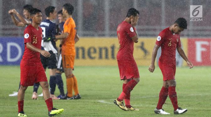 Pemain Timnas Indonesia U-19 tertunduk usai kalah melawan Jepang U-19 pada perempat final Piala AFC U-19 2018 di Stadion GBK, Jakarta, Minggu (28/10). Indonesia kalah 0-2. (Liputan6.com/Helmi Fithriansyah)