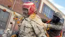 <p>Orang-orang yang bersuka ria mengenakan pakaian militer tiruan saat ikut serta dalam perang makanan "Els Enfarinats" di Kota Ibi, Spanyol, 28 Desember 2022. Para peserta dalam festival ini dikenal sebagai Els Enfarinats (mereka berlumuran tepung).(JAIME REINA/AFP)</p>