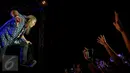 Interaksi Vokalis Helloween, Andi Deris dengan penonton saat aksi panggung di Senayan, Jakarta, Kamis (22/10/2015). Penampilan Helloween di Jakarta merupakan bagian dari tur Helloween My God-Given Right Tour 2015. (Liputan6.com/Faizal Fanani)