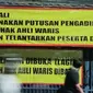 Spanduk berisikan tuntutan ahli waris yang dipasang di pintu gerbang SDN Bantargebang IV, Kota Bekasi. (Liputan6.com/Bam Sinulingga)