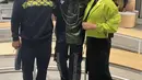 Fitri Carlina hadir dengan mengenakan blazer crop top warna neon yang serasi dengan sneakers Nikenya. Agar tidak terlalu bright, ia pun memadukannya dengan inner dan skirt hitam. @fitricarlina