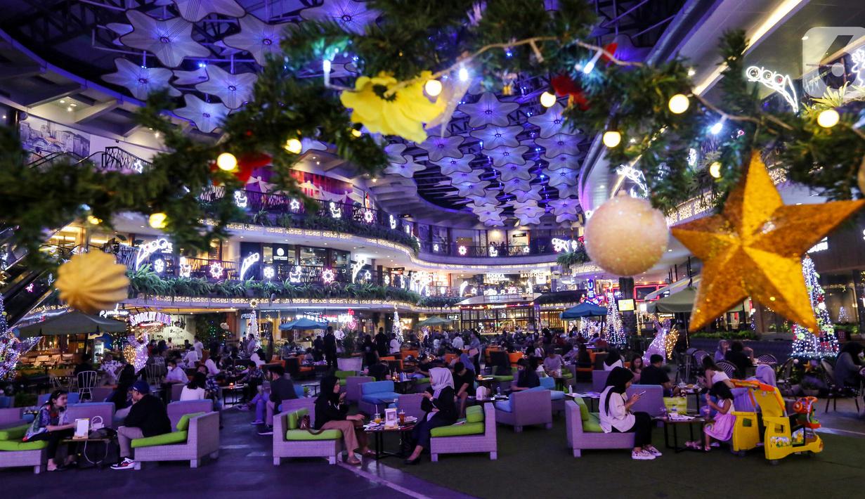 Suasana Avenue of The Stars dengan dekorasi Natal di Lippo Mall Kemang, Jakarta, Jumat (10/12/2021). Sejak 2 Desember 2021 hingga 9 Januari 2022 pusat perbelanjaan di Kemang ini menghadirkan dua tema dekorasi dengan nuansa berbeda yang mengusung tema Tropical Christmas. (Liputan6.com/Fery Pradolo)