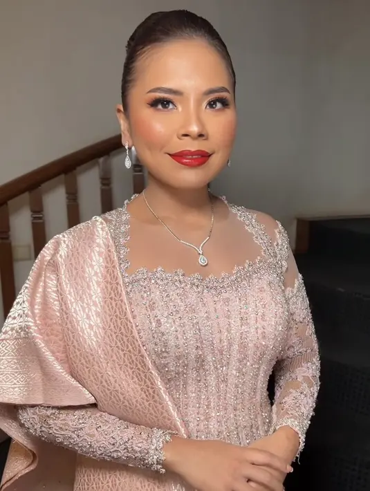Felicia juga melengkapi penampilan dengan kalung silver yang serasi dengan anting-antingnya. Dengan gaya rambut sanggul rapinya. [@djanurms.mua]