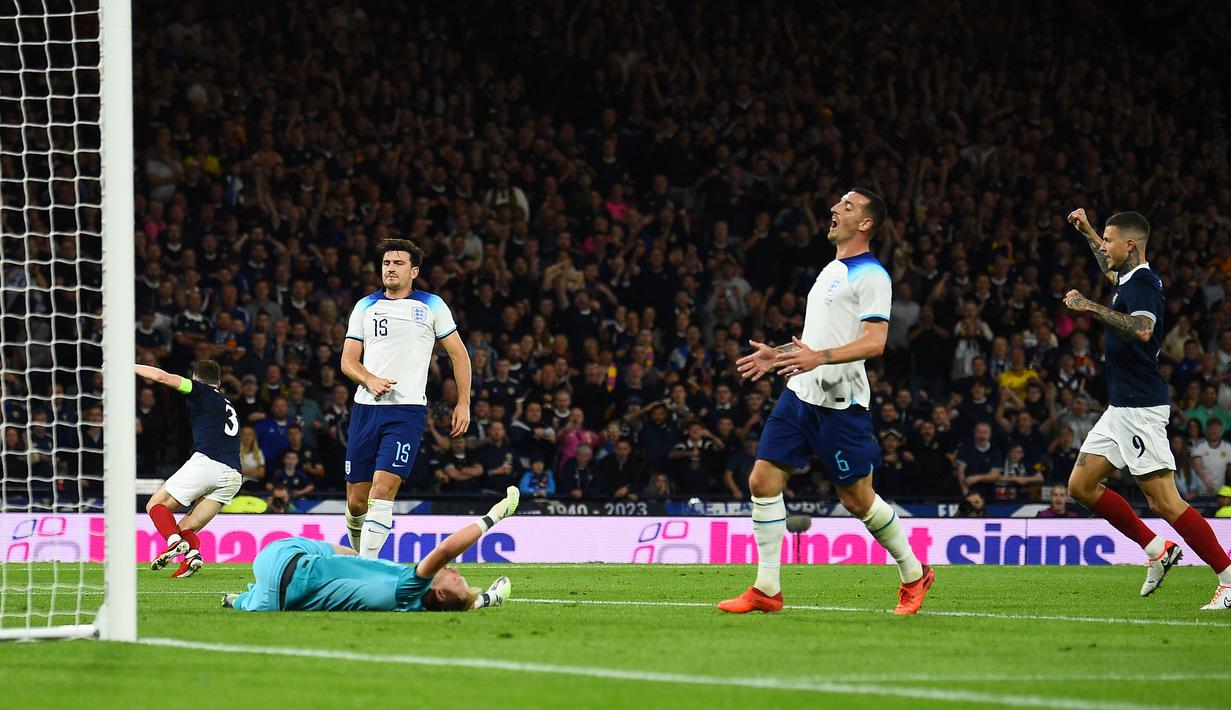 Maguire disorot bukan karena penampilan yang ciamik. Namun mantan kapten MU itu justru membuat gol bunuh diri di laga ini. (AFP/Andy Buchanan)