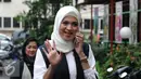 Mantan vokalis Eqoutez, Delia Septianti saat tiba di Polda Metro Jaya, Selasa (19/7). Delia Septianti melaporkan balik rekan bisnisnya, Amelia ke Polda Metro Jaya atas tuduhan pencemaran nama baik. (Liputan6.com/Herman Zakharia)