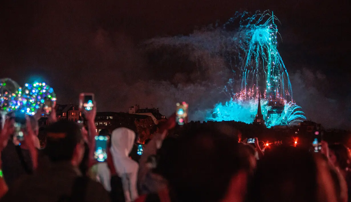 Kembang api menerangi Menara Eiffel selama perayaan Hari Bastille di Paris pada Selasa (14/7/2020) malam. Perayaan yang digelar setiap tanggal 14 Juli ini dalam rangka untuk memperingati penyerbuan benteng penjara Bastille pada 14 Juli 1789 silam. (AP Photo/Rafael Yaghobzadeh)