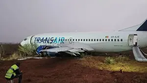 Sebuah pesawat Boeing 737 milik Transair, yang disewa oleh Air Senegal dan sedang dalam perjalanan menuju Bamako, Mali, tergelincir dari landasan pacu di Bandara Internasional Blaise Diagne di Dakar, Senegal, pada 9 Mei 2024. (Anadolu Agency)