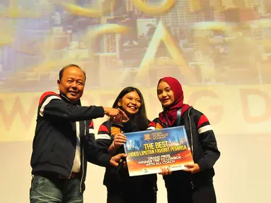 Pemimpin Redaksi Liputan6.com, Mohamad Teguh berfoto bersama pemenang penghargaan untuk Best Video dan Picture dalam acara awarding Citizen Journalist Academy - Energi Muda Pertamina di Jakarta, Sabtu (18/11). (Liputan6.com/Helmi Afandi)