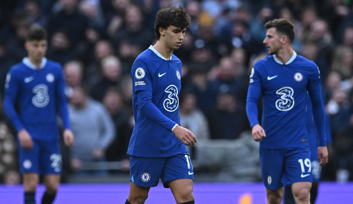 <p>Ekspresi pemain Chelsea, Joao Felix (tengah) setelah timnya dipermalukan Tottenham Hotspur 0-2 di pekan ke-25 Premier League yang berlangsung di Tottenham Hotspur Stadium, Minggu (26/2/2023) malam WIB. (AFP/Justin Tallis)</p>