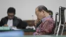 Sutan Bhatoegana mendengarkan bacaan dakwaan oleh JPU saat sidang dakwaan di Pengadilan Tipikor, Jakarta (16/4/2015). Sutan didakwa menerima hadiah atau gratifikasi dari Sekjen ESDM, Waryono Karyo sebesar USD 140 ribu. (Liputan6.com/Andrian M Tunay)